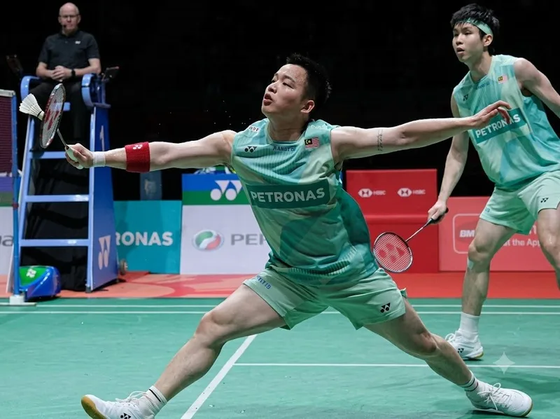 Aaron Chia thực hiện pha phản tạt nhanh trên sân cầu lông